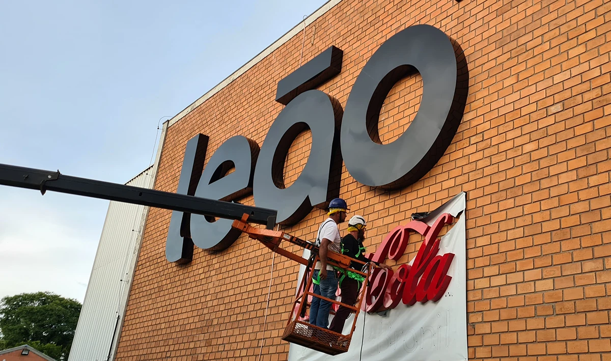 Fachada comercial de alto impacto
